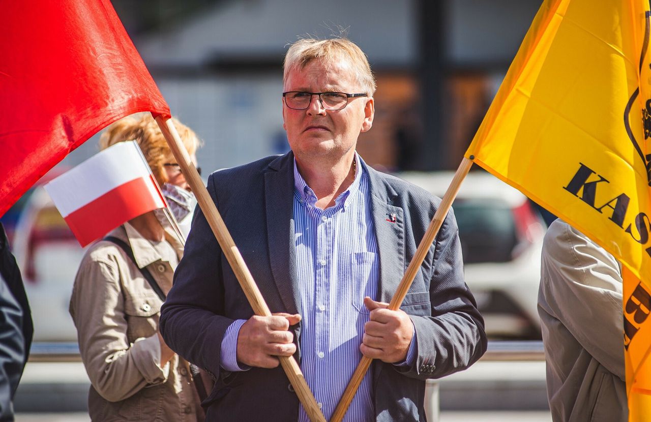 Przywiązał psa do samochodu. Były senator PiS stanął przed sądem 