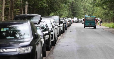 Chaos w Tatrach. Turyści masowo parkują na zakazie