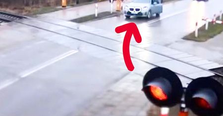 Bmw nagrane na przejeździe. Tak kończy się lekceważenie przepisów