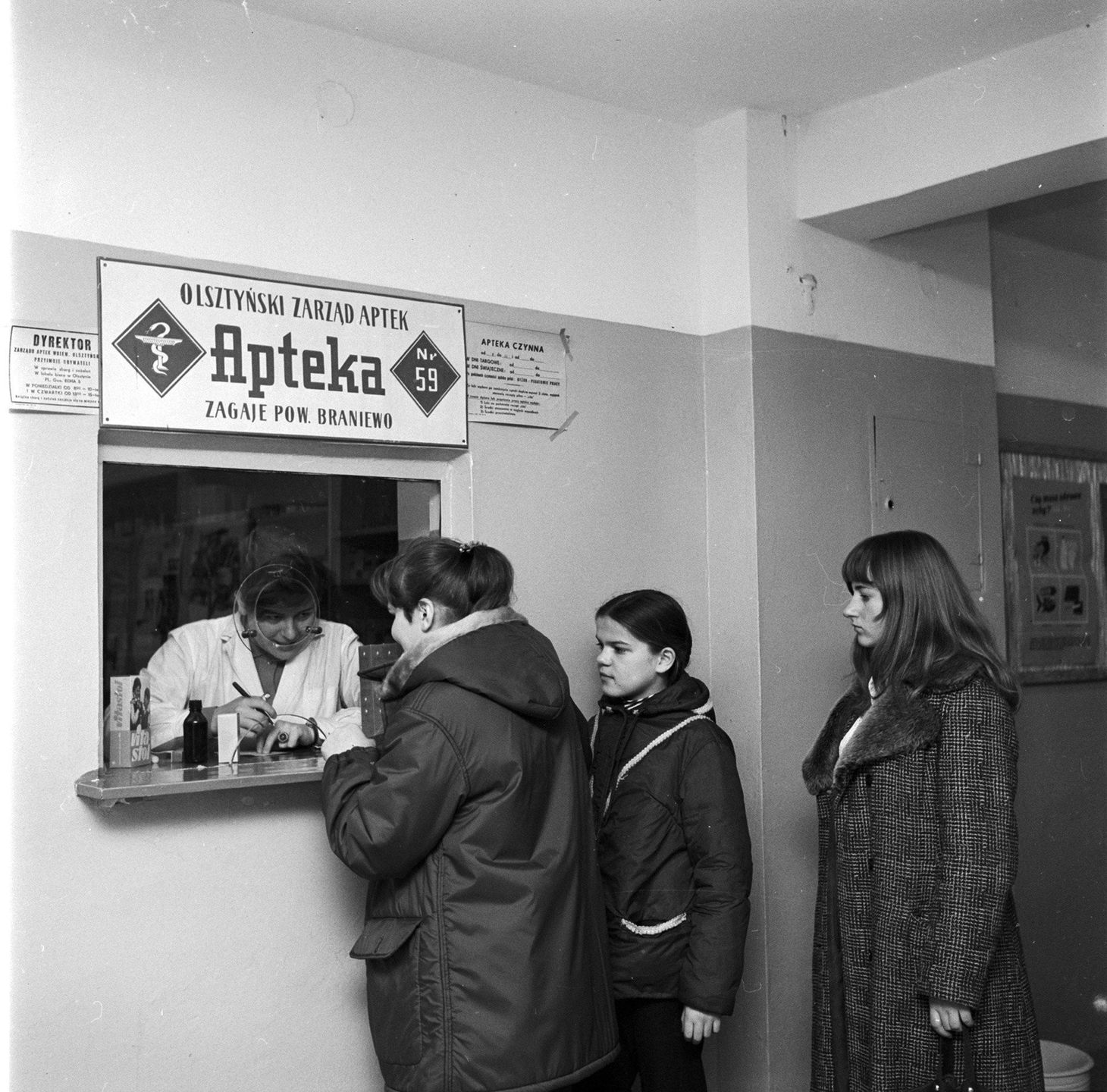Zagaje 12.1971. Klientki przed punktem aptecznym w kombinacie PGR Zagaje