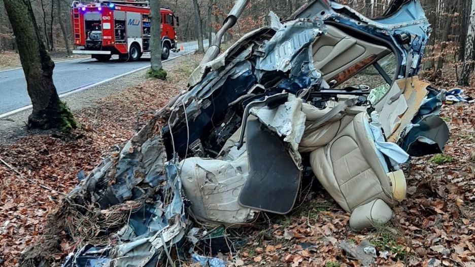 Tyle zostało z jaguara po uderzeniu w drzewo. Dwie osoby nie żyją