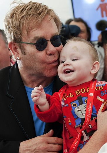 Elton John z "mężem"... adoptują syna!