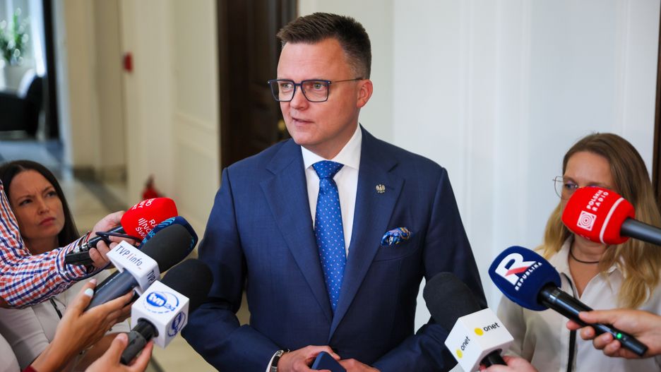 Warszawa, 24.07.2025. Marszałek Sejmu Szymon Hołownia (C) podczas wypowiedzi dla mediów po zakończeniu spotkania z prezydentem elektem Karolem Nawrockim, 24 bm. w Sejmie w Warszawie. (amb) PAP/Leszek Szymański