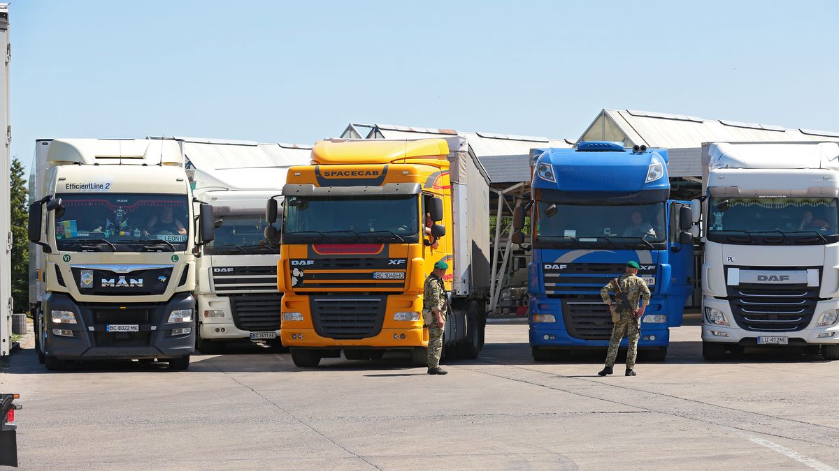 Ciężarówki przy ukraińskiej granicy. Zdj. ilustracyjne