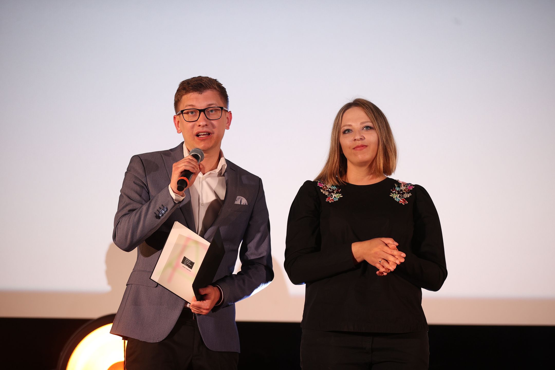 Mateusz Kud�a, Anna Kokoszka-Romer�ukasz G�gulski61 61., 61. Krakowski Festiwal Filmowy, Anna Kokoszka Romer, ceremonia, Krakow Film Festival, Mateusz Kud�a Anna Kokoszka-Romer, nagrody, covid, covid-19, epidemia, epidemie i zarazy, koronawirus w Polsce, pandemia, SARS-CoV-2, stan epidemii, wirus