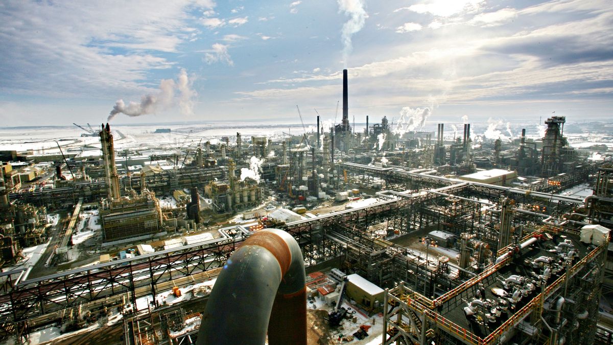 Zakłady The Syncrude Project w Albercie, jeden z największych na świecie producentów syntetycznej ropy naftowej z piasków roponośnych