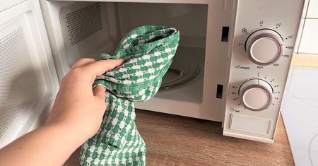 Nie załamuję rąk nad trudnymi plamami. Ręczniki kuchenne wkładam do mikrofali
