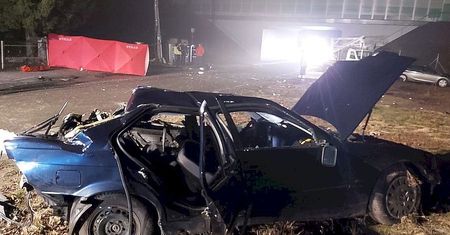 Kierowca stracił panowanie nad BMW i uderzył w słup. Jedna osoba nie żyje