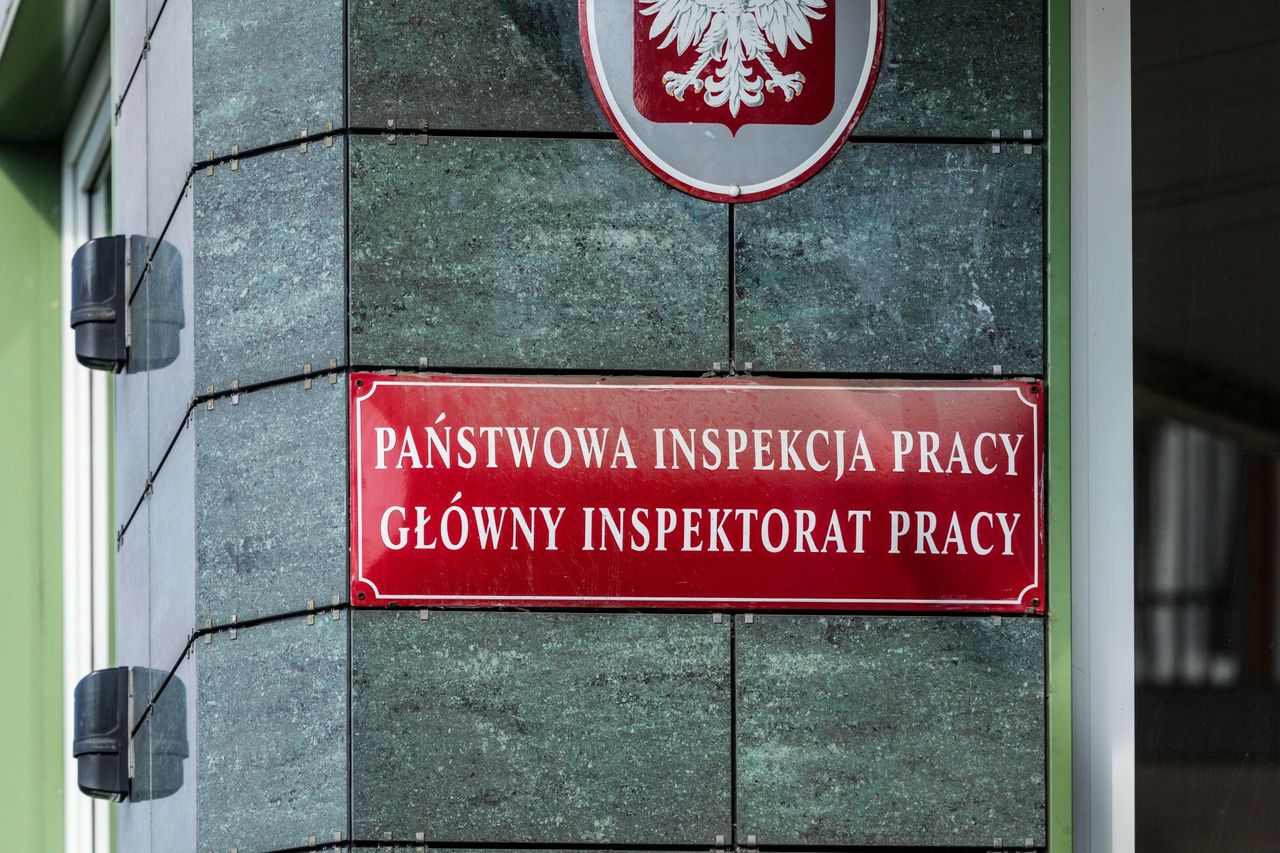 Odpisujesz na służbowe meile w czasie urlopu? Oto co ci się należy