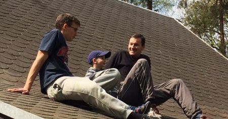 Premier na dachu z dziećmi. Morawiecki świętuje Dzień Ojca