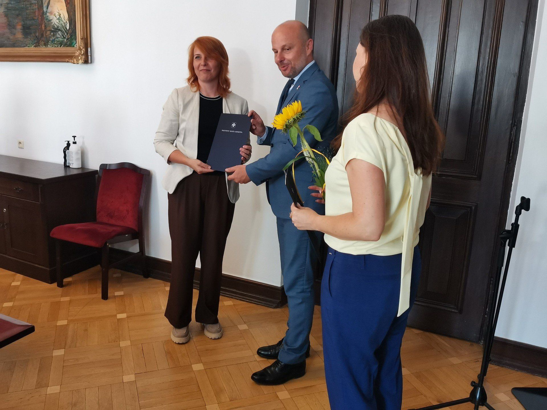 Prezydent Konrad Fijołek osobiście wręczył stypendia twórcze wyłonionym przez komisję konkursową stypendystą.
