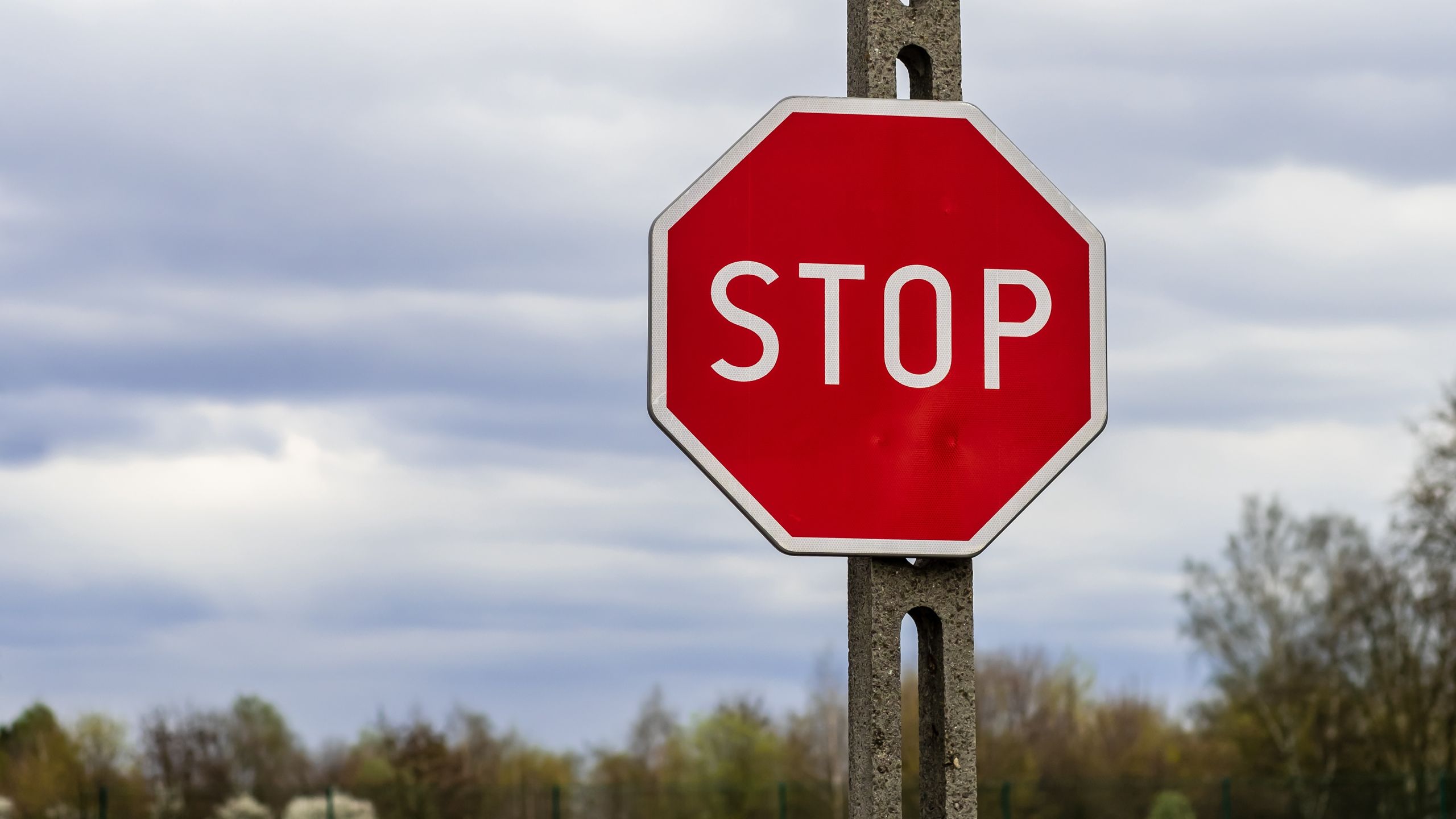 znak drogowy, znak stop, znak zakazu, znak b-20, oznaczenie, ruch drogowy, niebo, droga, ostrzegawczy, ulica, symbol, chmura, powstrzymanie, przewozy, podróż, oznakowanie, tekst, kontrola