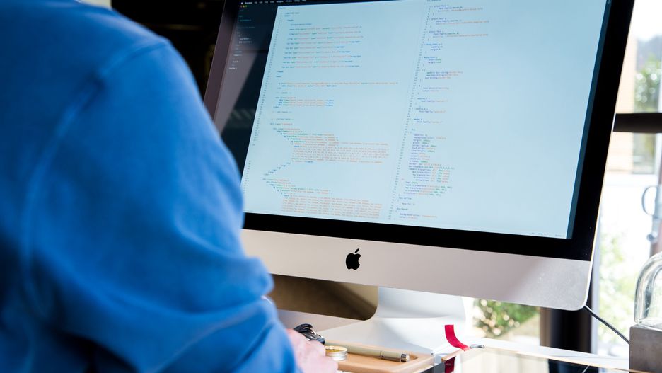 Zakładamy firmę programistyczną – jaki sprzęt i usługi wybrać?