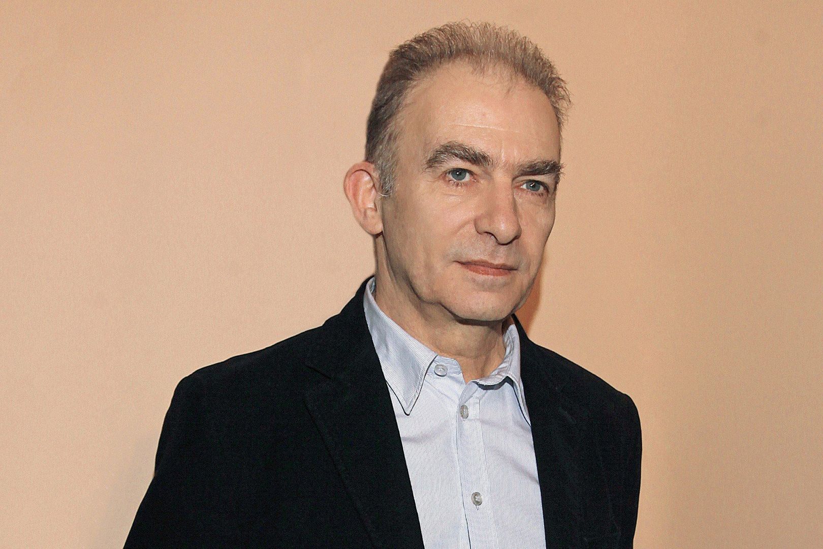 Seweryn Krajewski urodził się 3 stycznia 1947 roku w Nowej Soli. Dziś ma 78 lat. Ukończył Państwową Szkołę Muzyczną oraz Liceum Muzyczne w Gdańsku, gdzie szkolił się w grze na skrzypcach. Już w czasach szkolnych rozpoczął działalność artystyczną.W 1963 roku dołączył do &#34;Pięciolinii&#34;, a później &#34;Czerwono-Czarnych&#34;. Przełomem w jego karierze było jednak dołączenie w 1965 roku do Czerwonych Gitar, gdzie wraz z Jerzym Kosselą i Krzysztofem Klenczonem stworzył jeden z najpopularniejszych zespołów w Polsce. To właśnie Krajewski jest autorem wielu przebojów tej grupy, takich jak &#34;Nie zadzieraj nosa&#34; czy &#34;Anna Maria&#34;.Na zdjęciu Seweryn Krajewski na premierze sztuki &#34;Testament cnotliwego rozpustnika&#34;. Rok 2010.