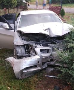 Pijany kierowca bmw staranował ogrodzenie. Nie miał prawa jazdy