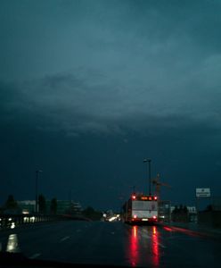 Burza. Połamane drzewa, zniszczone domy. RCB: prawdopodobnie przeszła trąba powietrzna