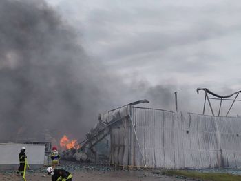 "Największa akcja w regionie od 20 lat". Trwa walka z pożarem hali