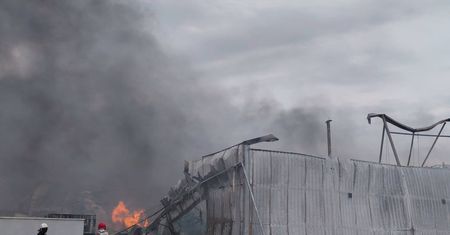 "Największa akcja w regionie od 20 lat". Trwa walka z pożarem hali