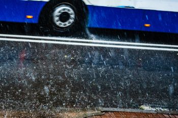 Była burza, skryła się w autobusie. Reakcja? "Zaczął na mnie krzyczeć"
