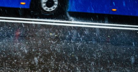 Była burza, skryła się w autobusie. Reakcja kierowcy ją zbulwersowała