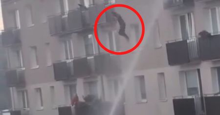 Skoczył z 4. piętra. Nagranie z Wejherowa. Decyzja na wagę życia?