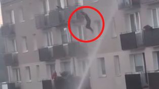 Skoczył z 4. piętra. Nagranie z Wejherowa. Decyzja na wagę życia?