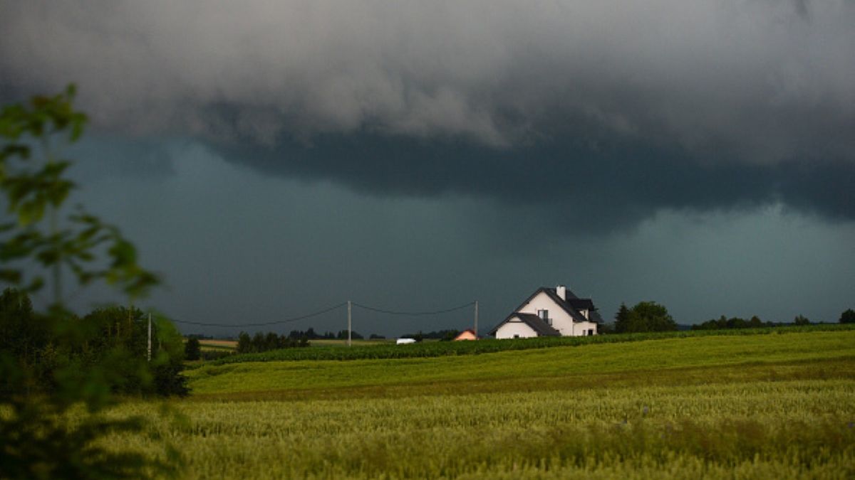 Prognoza pogody nie pozostawia wątpliwości. IMGW podaje, gdzie obecnie jest burza i apeluje o ostrożność  
