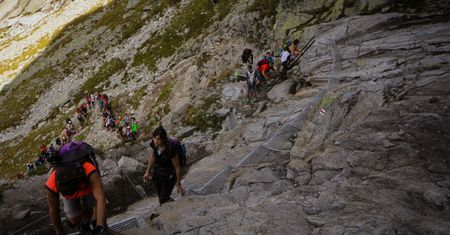 Tatry Słowackie. Tłumy turystów i kolejki do wejścia na Rysy