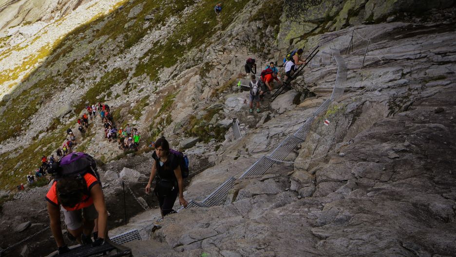 Tatry Słowackie. Sznur ludzi, aby wejść na Rysy (zdjęcie ilustracyjne)