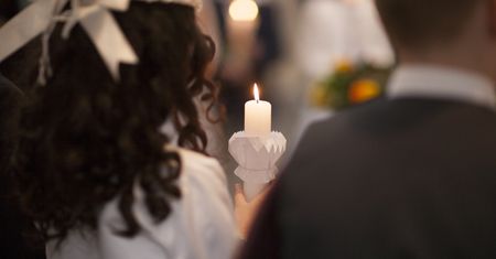 Komunie 2023. Ile pieniędzy wręczyć w kopercie?