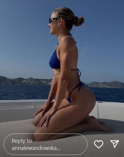 Anna Lewandowska w niebieskim bikini