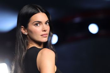 "Lodowa" suknia skradła show. Tak zapozowała po Oscarach