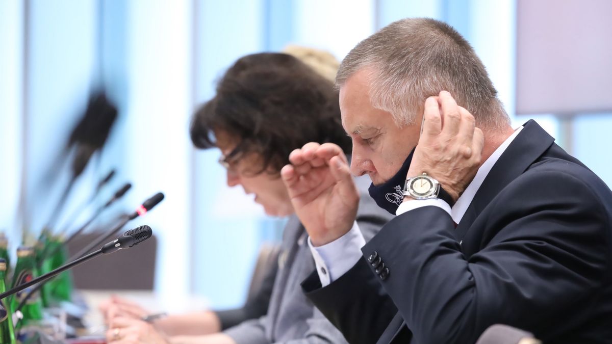 Warszawa, 25.05.2021. Prezes NIK Marian Banaś (P) podczas posiedzenia sejmowej Komisji do Spraw Kontroli Państwowej, 25 bm. w Sejmie w Warszawie. Komisja zajmuje się zaopiniowaniem dla Prezydium Sejmu RP propozycji tematów kontroli zgłoszonych przez komisje sejmowe do Planu pracy Najwyższej Izby Kontroli na 2022 rok. (mr) PAP/Tomasz Gzell