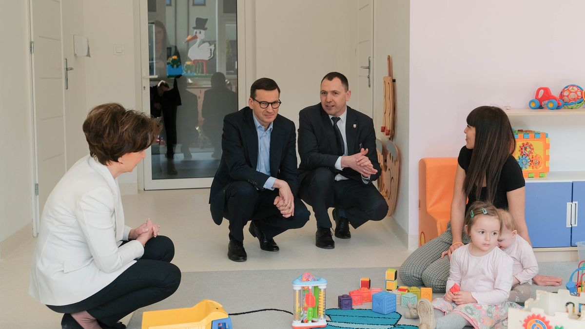 Premier Mateusz Morawiecki i  minister rodziny i polityki społecznej Marlena Maląg podczas wizyty w żłobku gminnym w Żabiej Woli