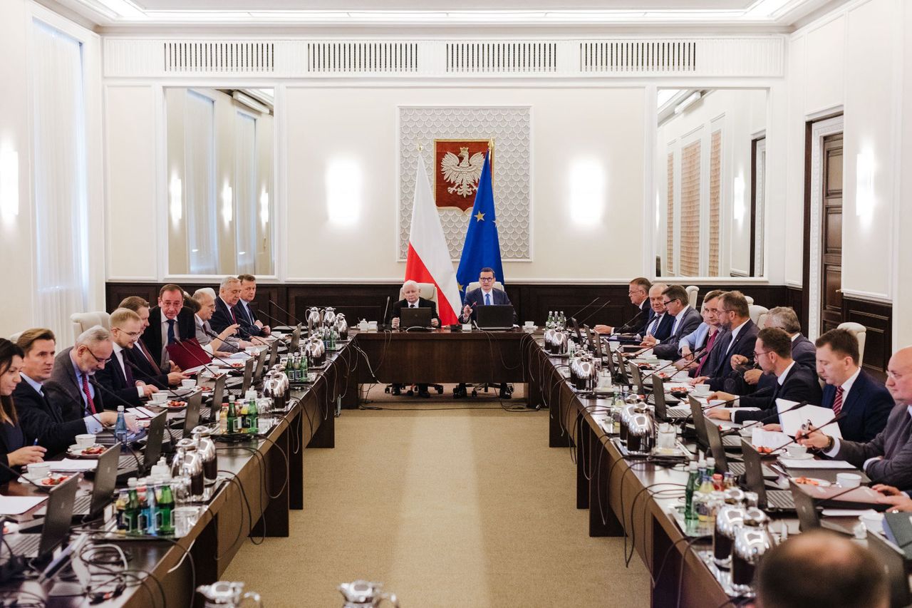 Poruszenie w sieci po zdjęciu z PiS. Polacy są pewni, jest sondaż