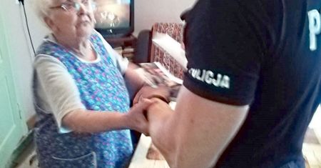 Policjanci odzyskali skradzione seniorce pieniądze