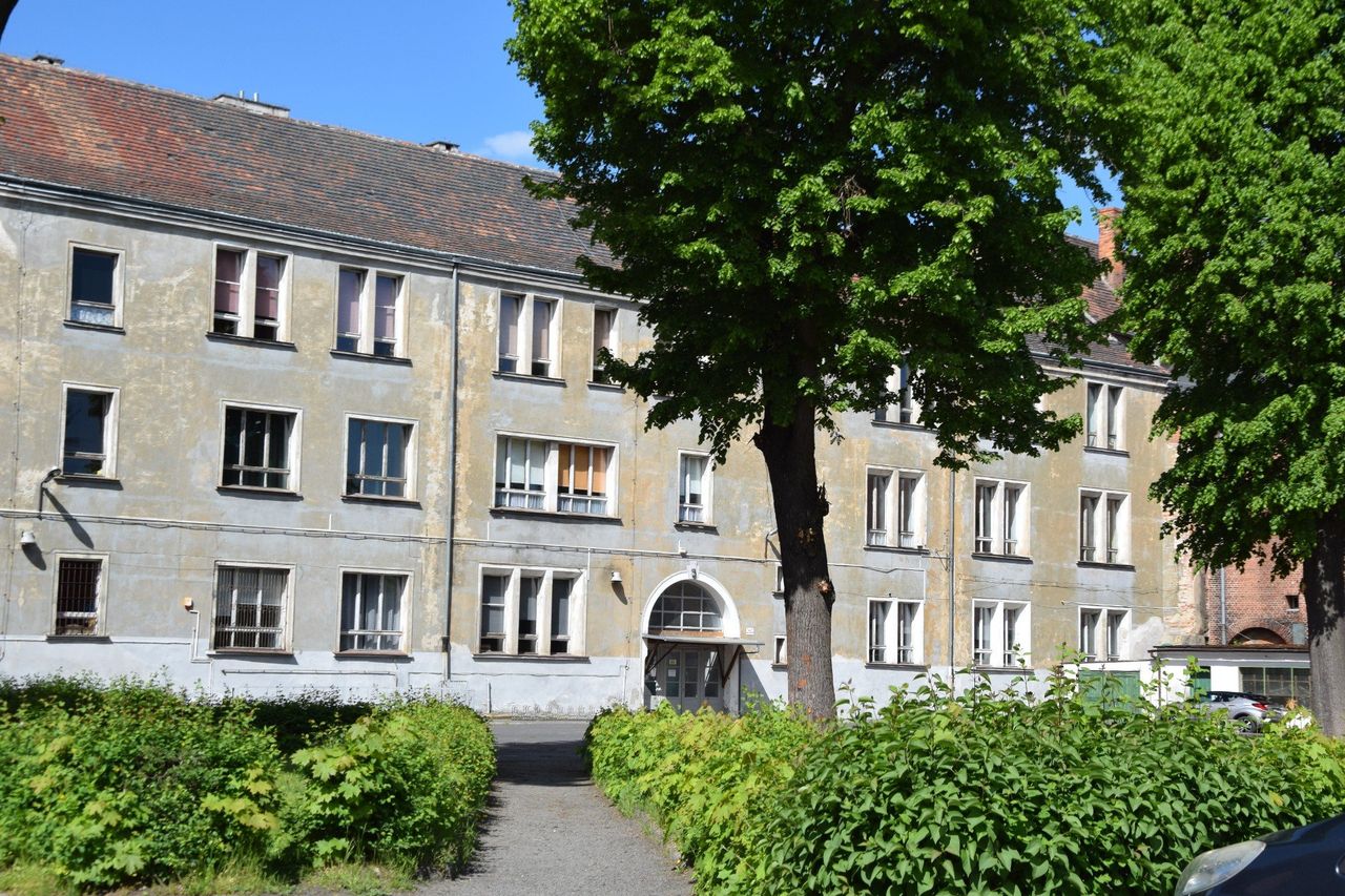 Zabytkowa szkoła 59 w Żaganiu będzie docieplona. Zyska też nowe boisko wielofunkcyjne