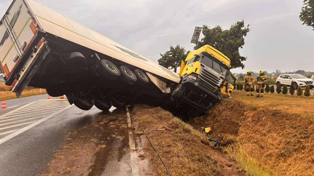 Tir wjechał do rowu 