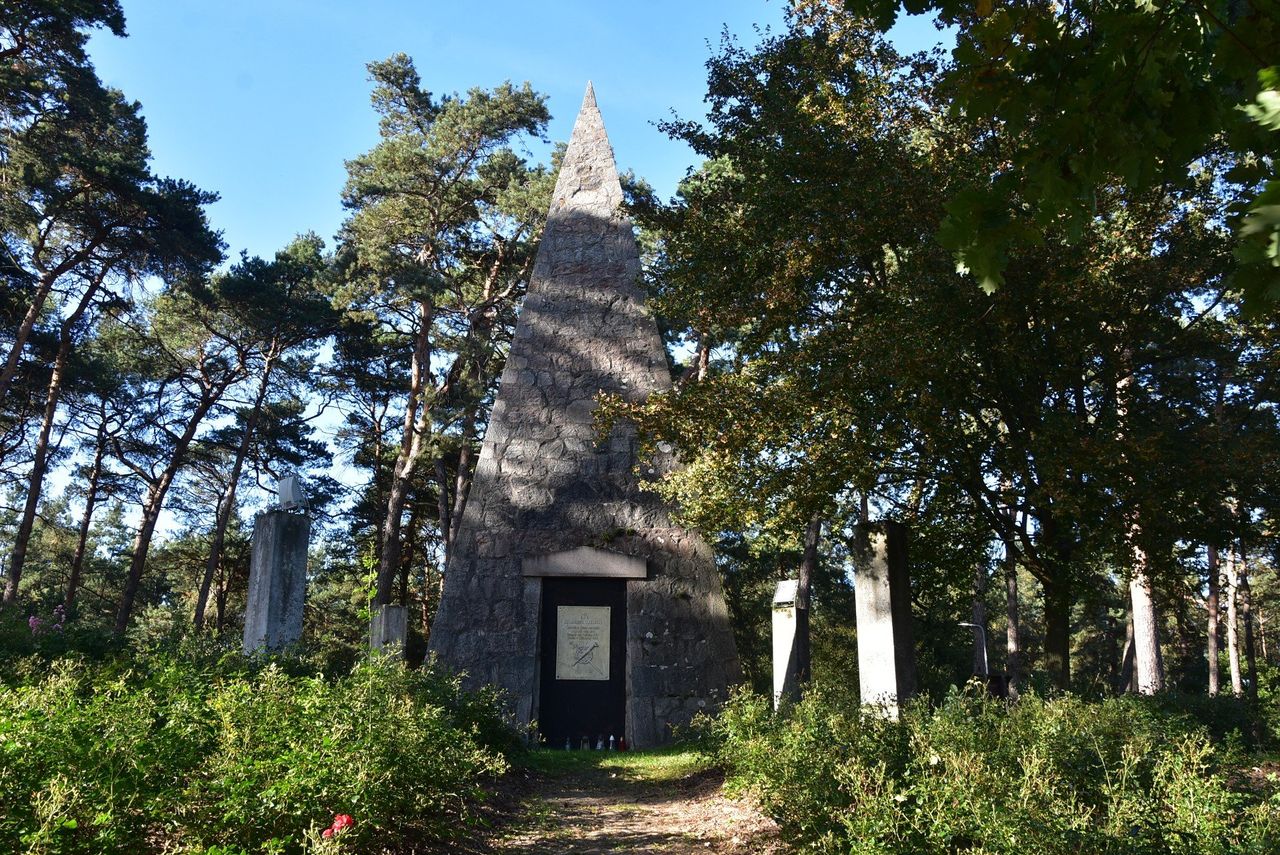 Wągrowiec: Niezwykły grobowiec w otoczeniu drzew - Piramida Łakińskiego