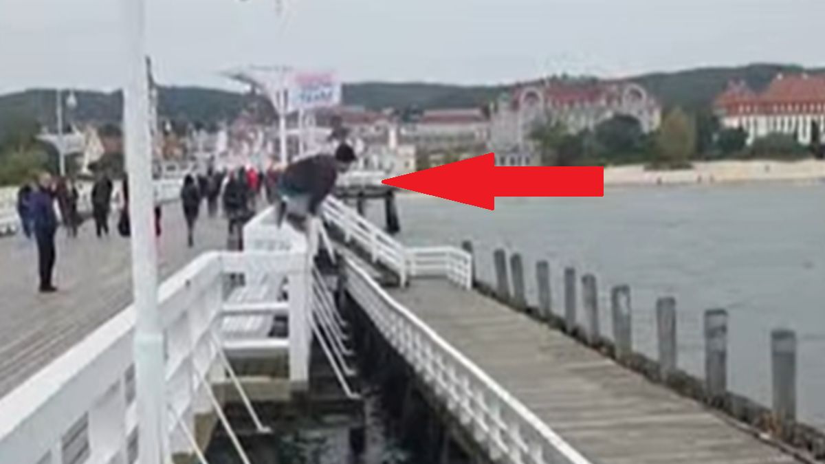 Mężczyzna skakał po molo w Sopocie.
