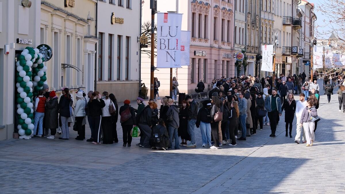 Kolejka do kawiarni Starbucks przy deptaku w Lublinie