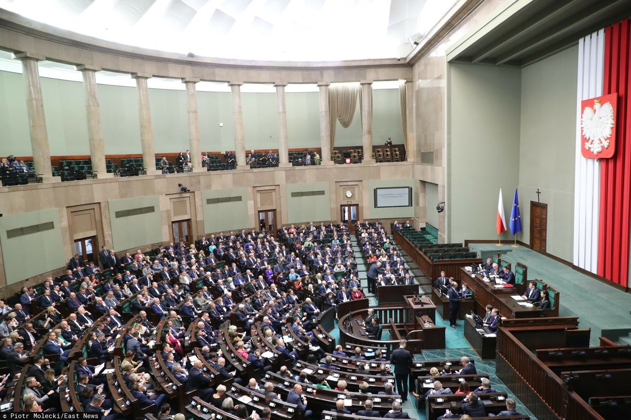 Gorący dzień w Sejmie. Oglądaj relację na żywo