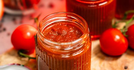 Ketchup z cukinii bije na głowę pomidorowy. Przygotuj zapas na zimę