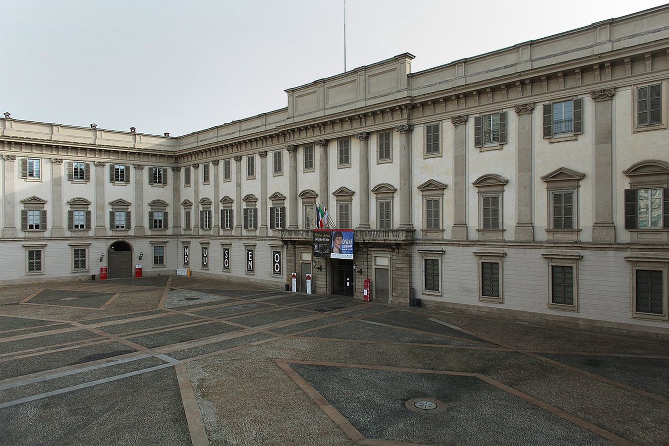 Mediolan. Stawił się w Pałacu Królewskim. Oświadczył, że jest następcą tronu