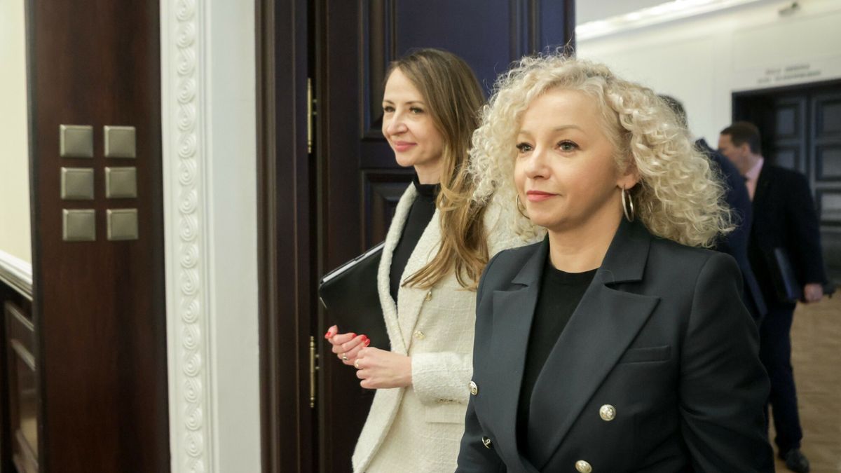 Posiedzenie rz?du Donalda Tuska
15.01.2024 Warszawa KPRM Posiedzenie Rady Ministrow rzadu Donalda Tuska
fot. Tomasz Jastrzebowski/REPORTER
n/z: Agnieszka Dziemianowicz-Bak, Katarzyna Kotula
Tomasz Jastrzebowski/REPORTER