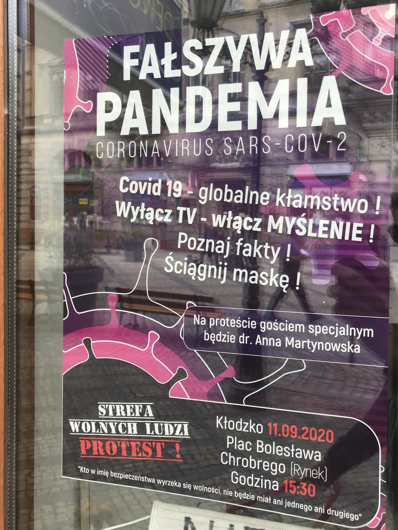 Koronawirus w Polsce. Protest przeciwko pandemii. "Ściągnij maskę"