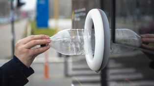 Oddał butelki do Biedronki. Zarobił dobrą dniówkę. Padł nowy rekord