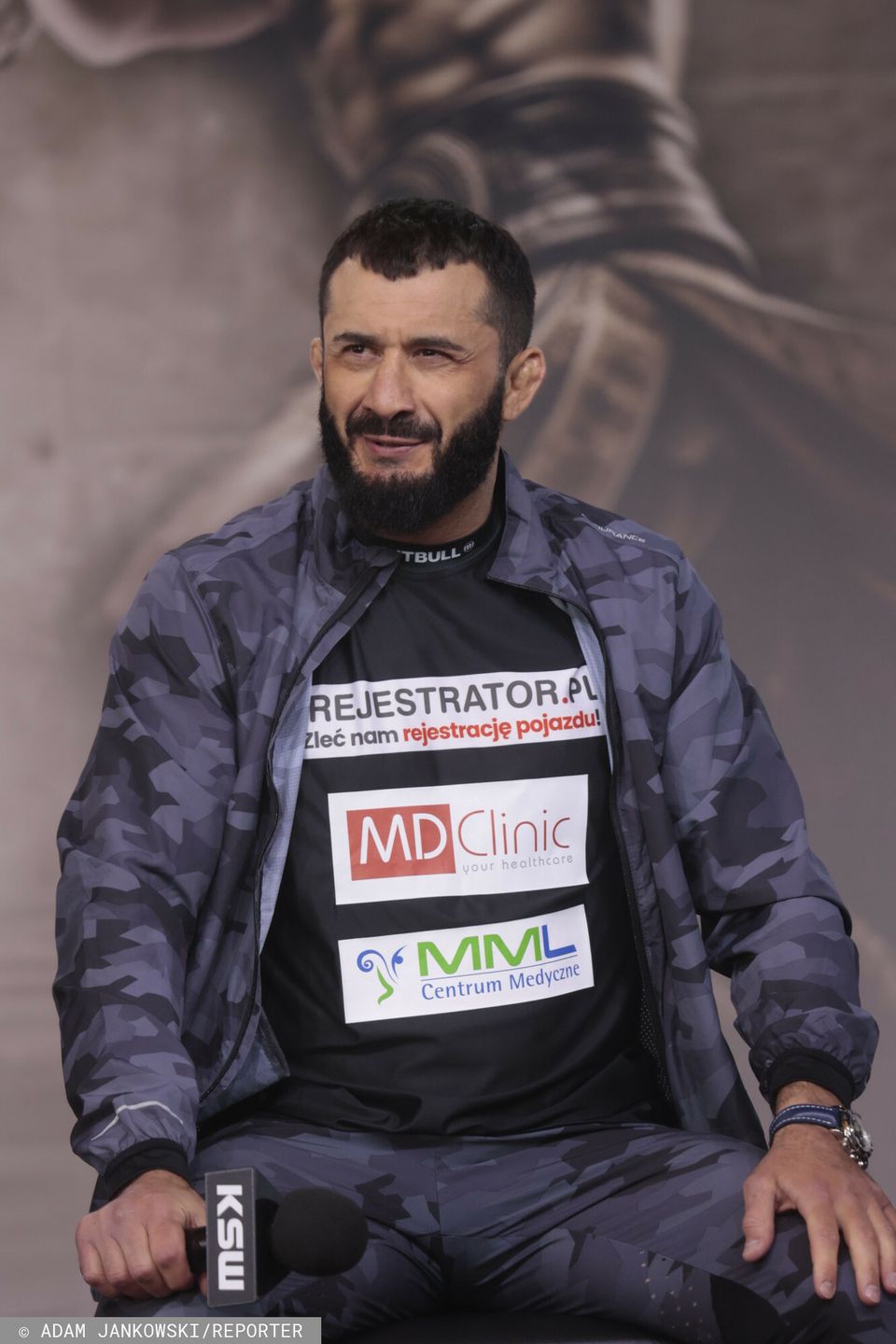 Mamed Khalidov podczas oficjalnej ceremonii ważenia przed XTB