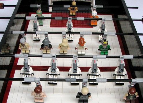 Stół do piłkarzyków zrobiony z klocków LEGO
