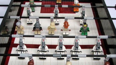 Stół do piłkarzyków zrobiony z klocków LEGO 1